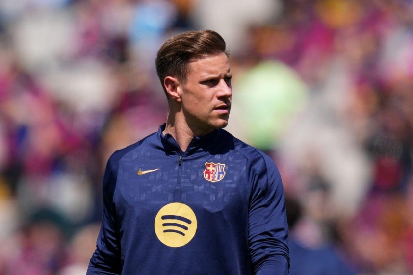 Thủ môn Ter Stegen phẫu thuật thành công, nhưng tương lai bất định tại Barcelona
