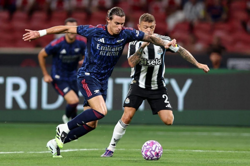 Arsenal thắng nghẹt thở Newcastle, nhưng nỗi lo chấn thương của Calafiori vẫn hiện hữu