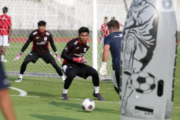 HLV Vanenburg chỉ trích luật ngoại binh mới của Liga 1: Nguy cơ thui chột tài năng trẻ Indonesia
