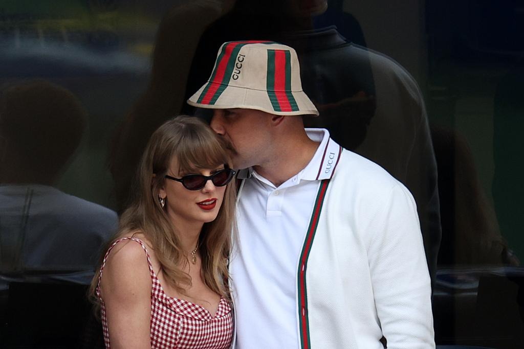 Taylor Swift và Travis Kelce trong lễ đính hôn