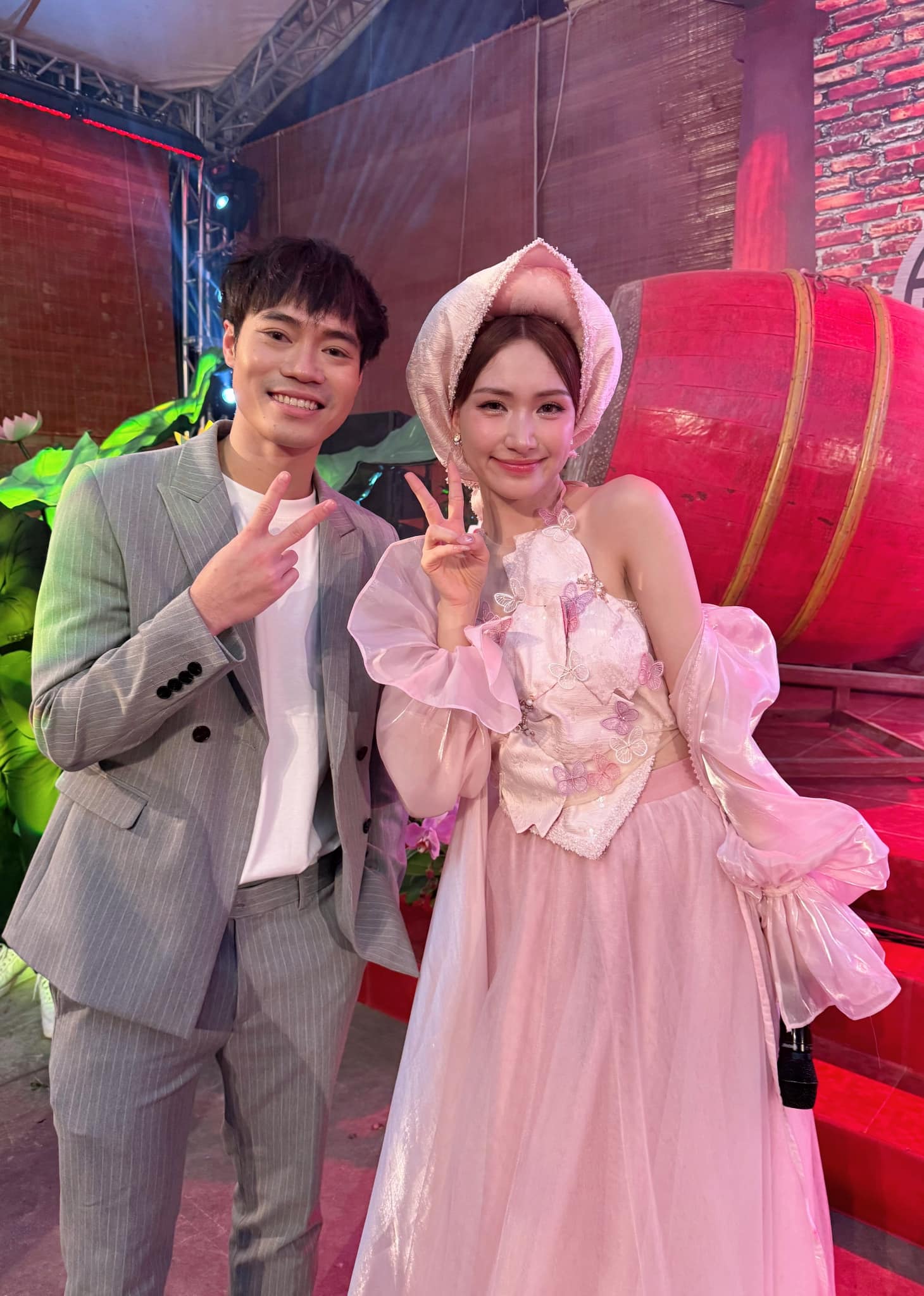 Văn Toàn và Hòa Minzy bên nhau tại sự kiện