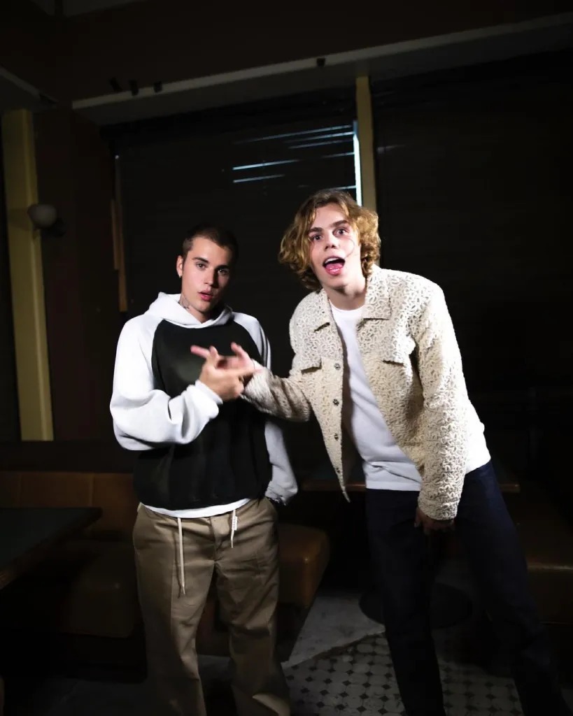 'Hoàng tử tạo hit với Justin Bieber' đổ bộ Nội Bài, bay cùng chuyến với 1 sao Việt cực đặc biệt!- Ảnh 16.