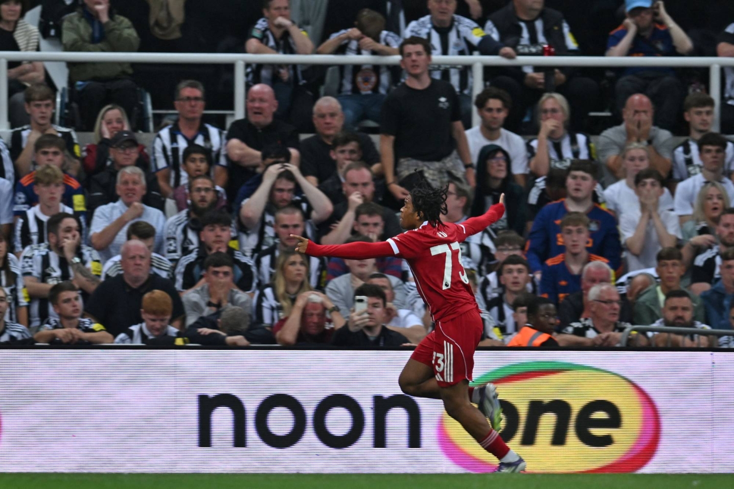 Ngumoha ghi bàn ở tuổi 16 cho Liverpool