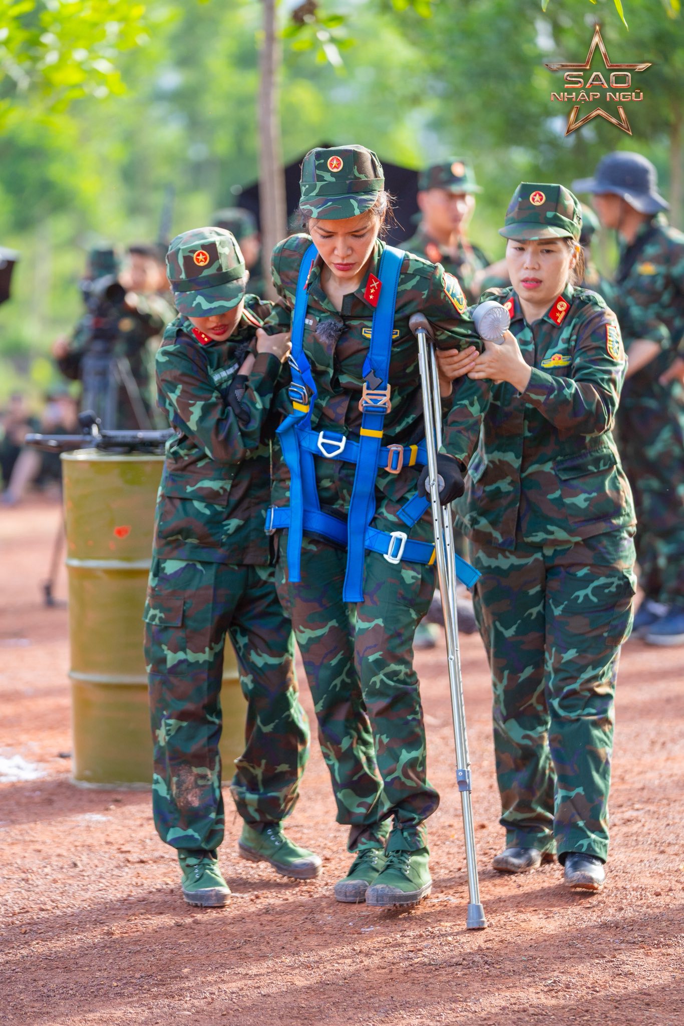 Nữ siêu mẫu sinh năm 1991 bị mất đà, ngã xuống nền đất khiến một bên chân bị chấn thương nặng