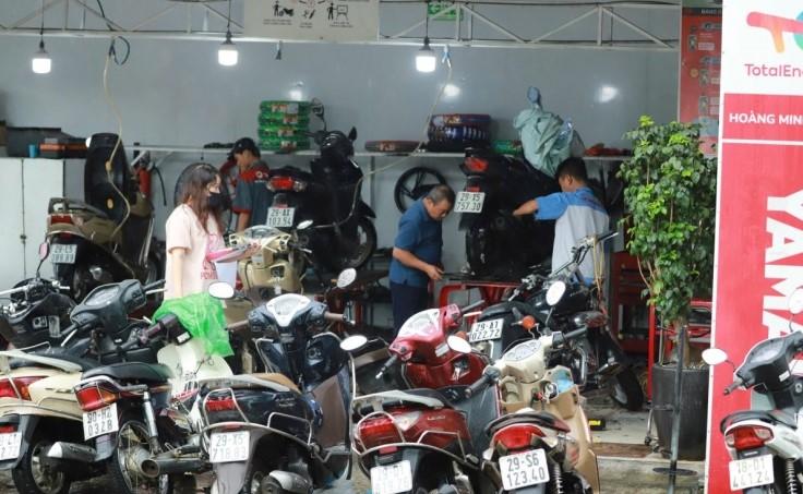 Xe máy đi qua đường phố ngập nước sau mưa