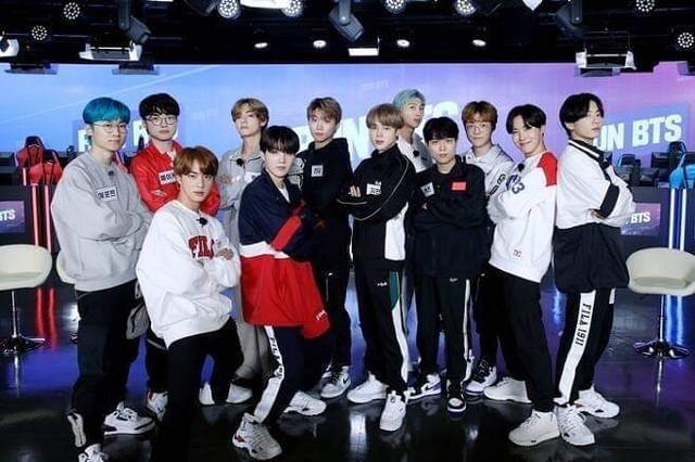 Faker từng tham dự các gameshow với các idol Kpop như BTS... và anh cũng là idol của nhiều nghệ sĩ Kpop.