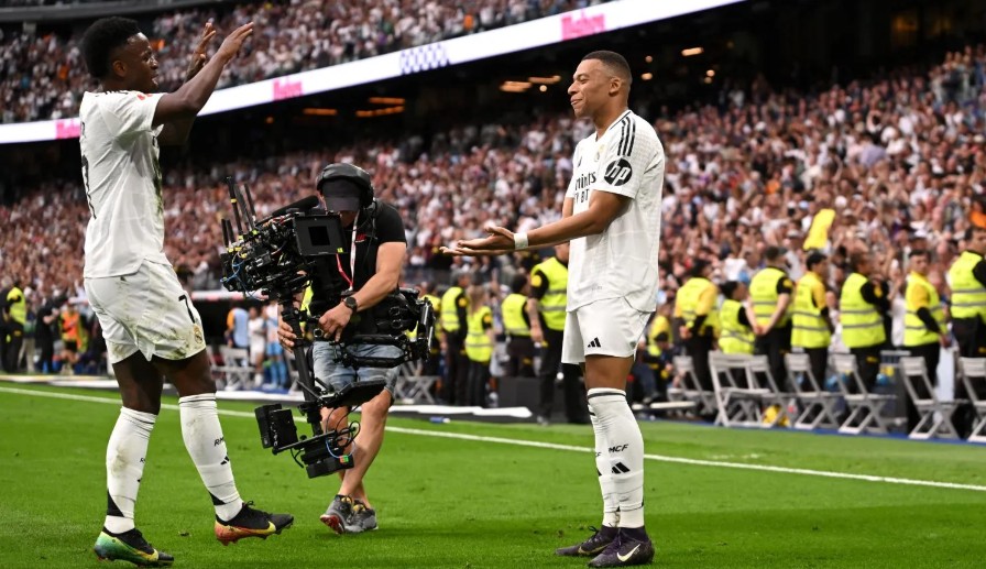Kylian Mbappe nổi bật hơn Vinicius Jr.