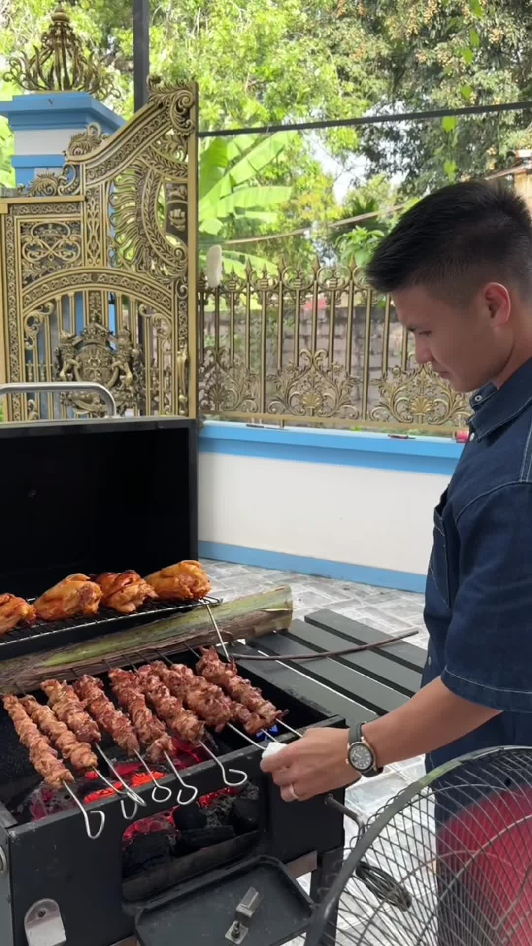 Quang Hải nướng thịt