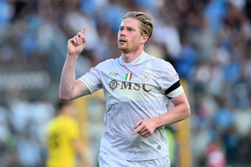 Kevin De Bruyne ghi dấu ấn vào cả 3 bàn thắng của Napoli