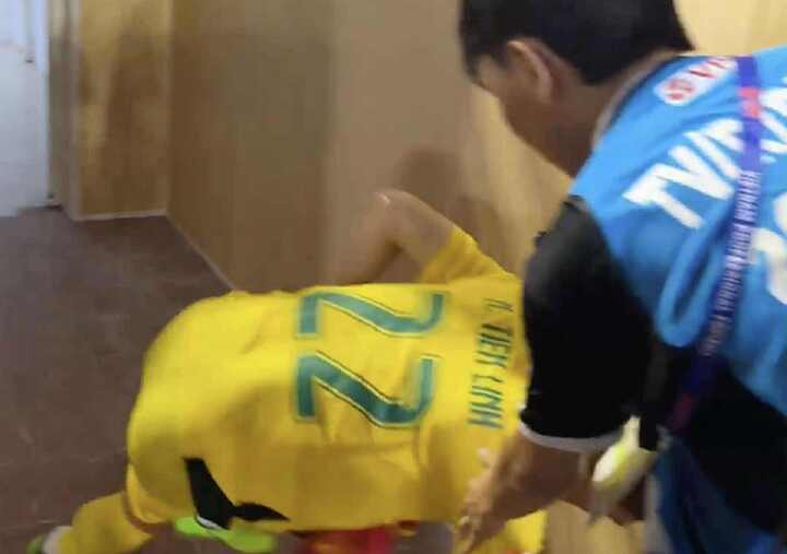 Nguyễn Tiến Linh trượt ngã khi ký tặng fan