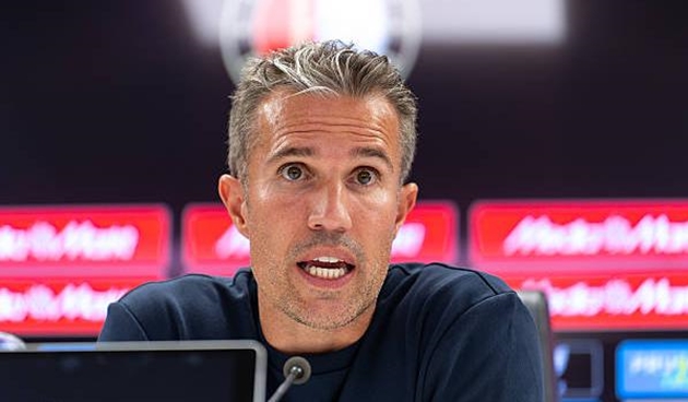 Van Persie đáp trả Mourinho