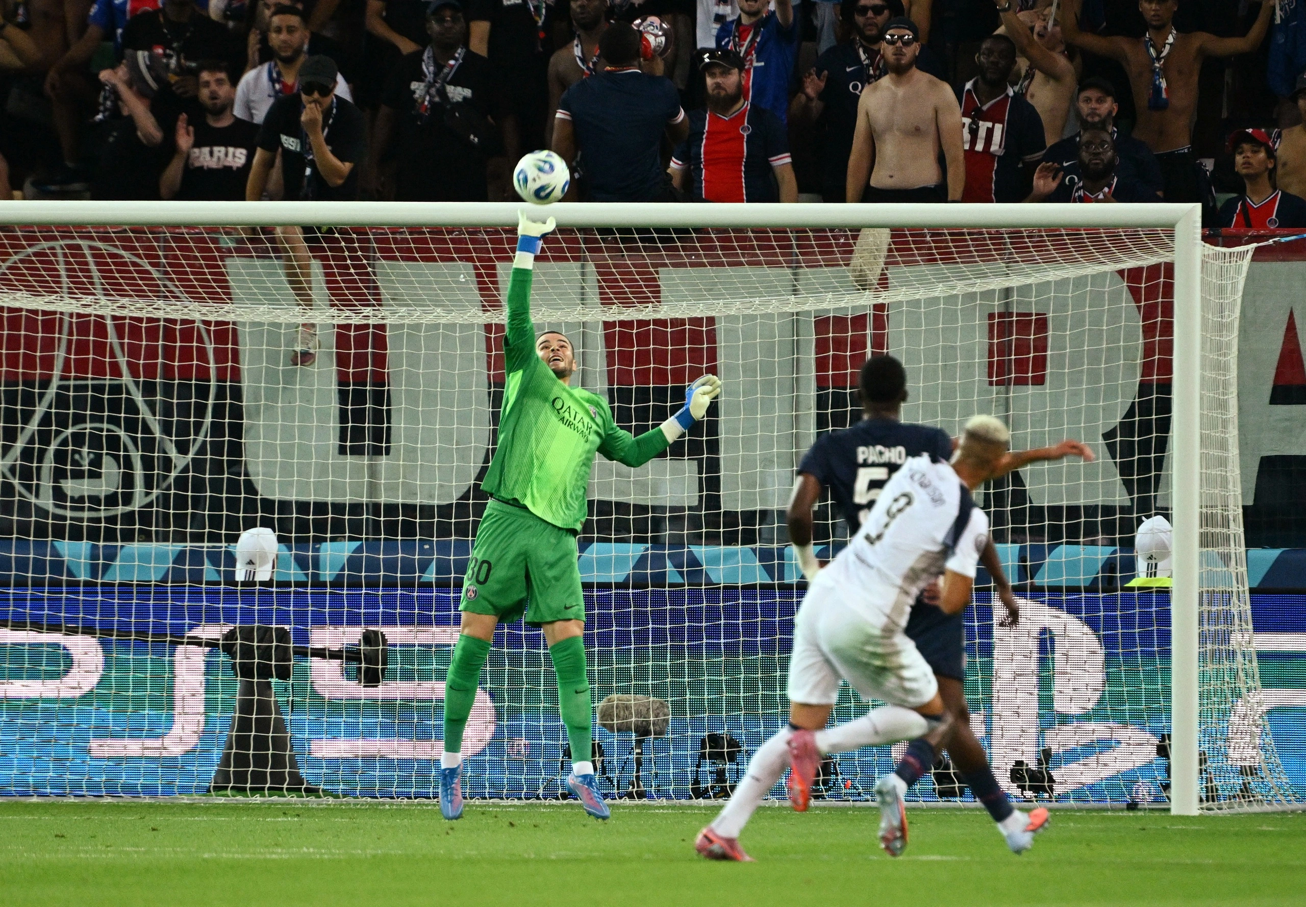 Lucas Chevalier (30) thi đấu xuất sắc nhưng không thể giúp PSG bảo toàn mảnh mưới