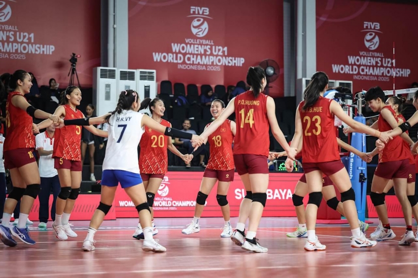 Hôm nay các tuyển thủ bóng chuyền nữ U21 Việt Nam về nước 686925
