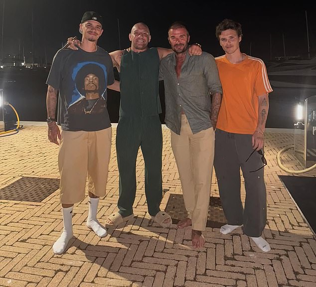 Ba bố con nhà Beckham chụp cùng Conor McGregor nhưng thiếu con trai cả