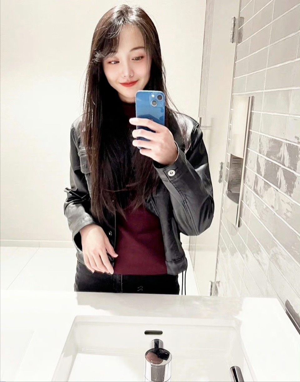 Sau khi bị đuổi khỏi showbiz, Trịnh Sảng có tâm lý bất ổn, nghi mắc trầm cảm. Diện mạo của cô cũng ngày càng tàn tạ, xuống cấp