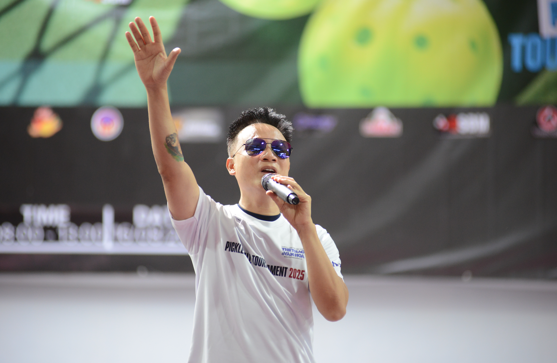 Ca sĩ Hoàng Bách biểu diễn ở lễ khai mạc.
