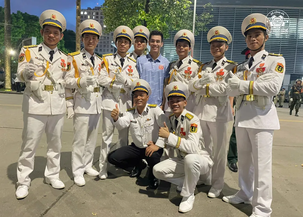 Tiến Linh giao lưu cùng người hâm mộ dịp A80