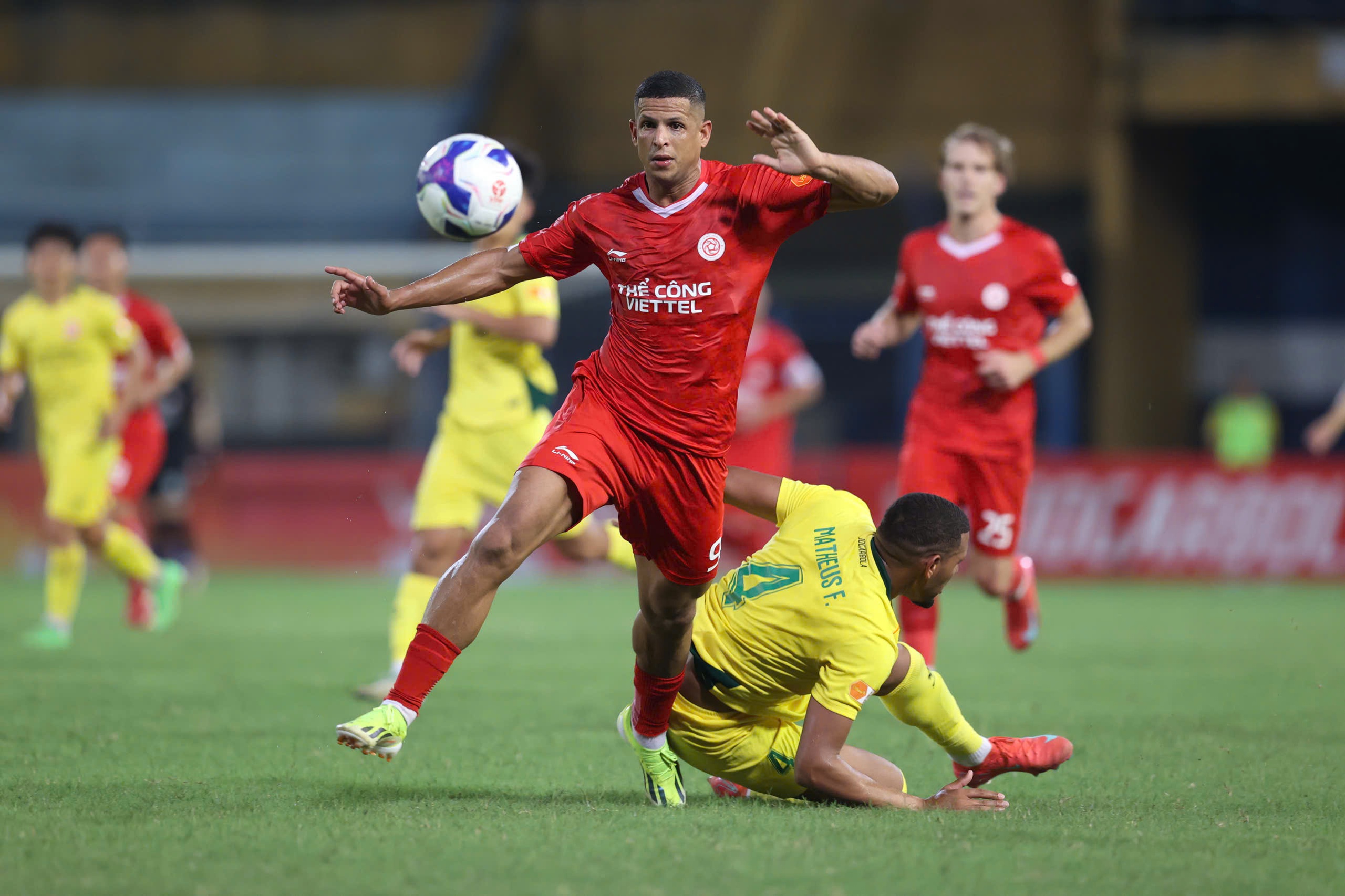 Lucao vẫn chứng tỏ được đẳng cấp của một chân sút hàng đầu ở V-League khi ghi bàn liên tiếp ở 2 trận đấu đã qua của Thể Công Viettel.
