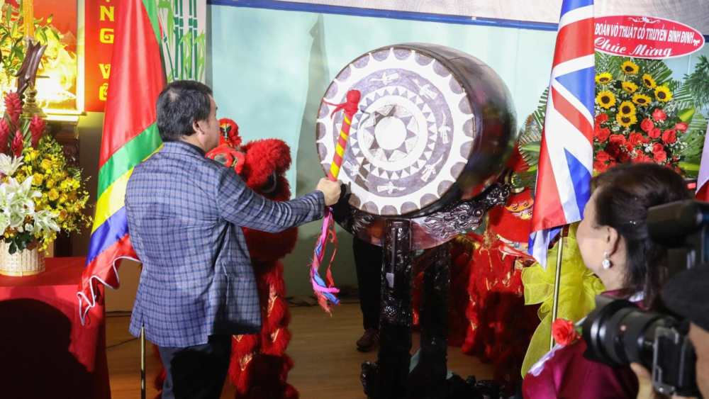 Ông Nguyễn Ngọc Anh, Chủ tịch Liên đoàn Võ cổ truyền Việt Nam đánh hồi trống khai mạc