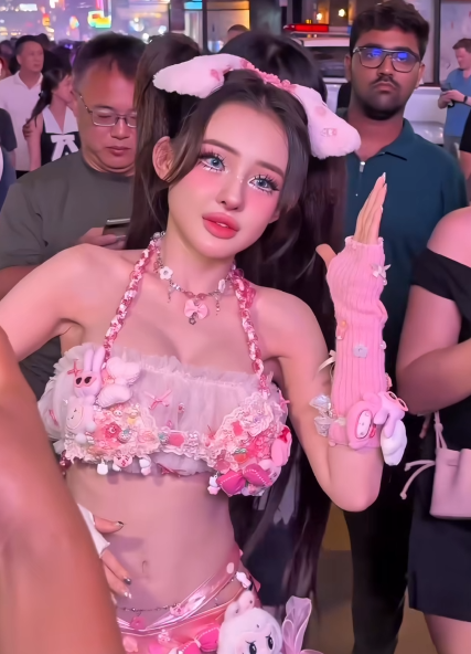 Ngân 98 mặc trang phục búp bê ướt sũng