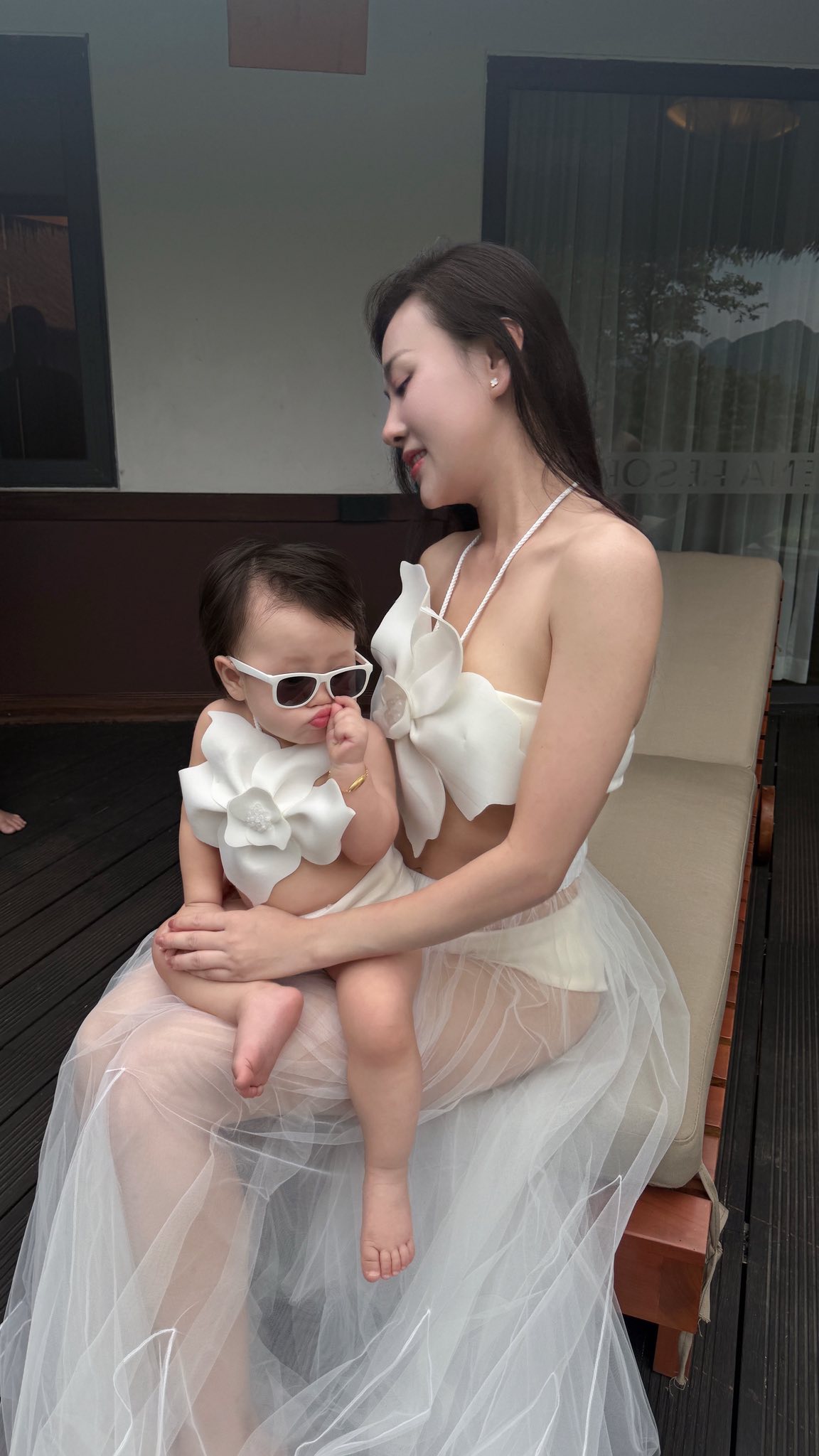 Phương Oanh và con gái chơi đùa