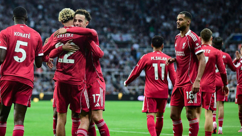 Salah toả sáng, Liverpool lại thắng nhọc trong thời gian bù giờ