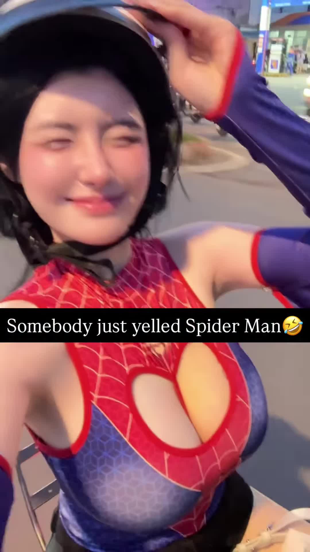 Hot girl hóa Spider Man