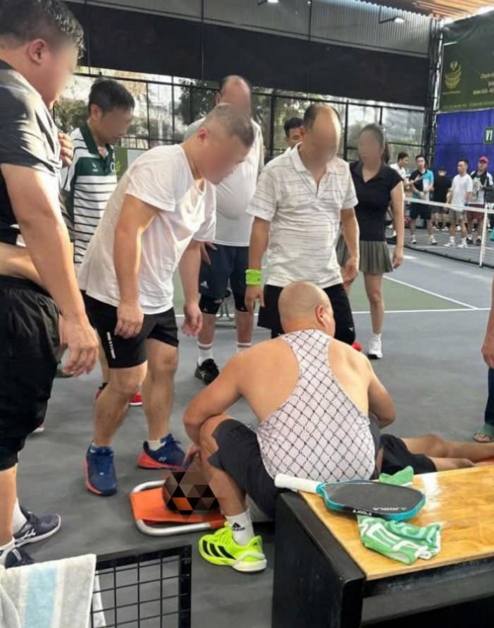 Hình ảnh người đàn ông ngã gục trên sân Pickleball