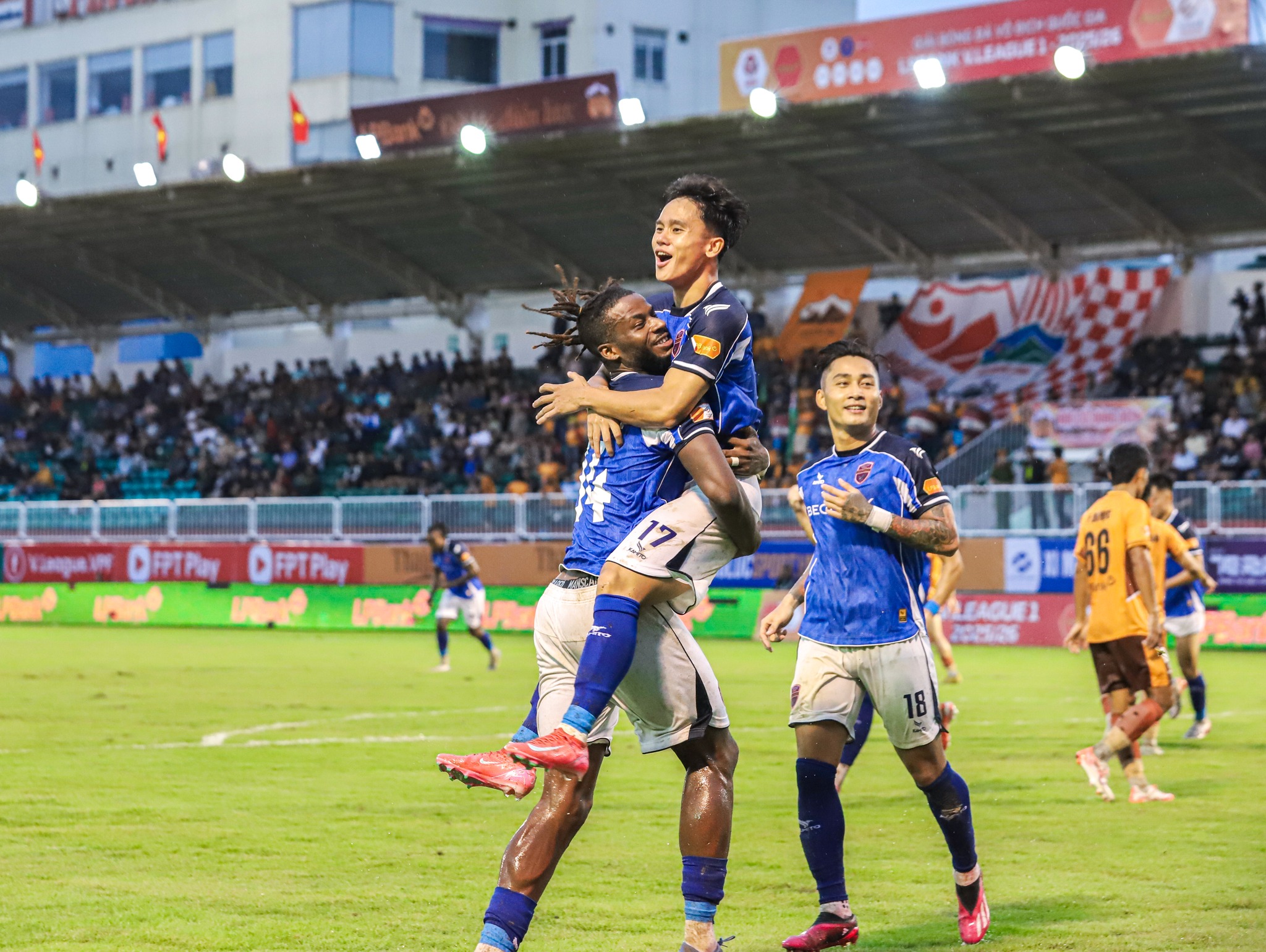 Cầu thủ nội vượt trội ngoại binh ở vòng mở màn V-League 2025/26 - Ảnh 2.