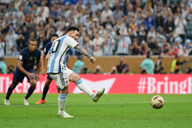 Messi mở tỉ số (phút 23) từ chấm 11m cho Argentian trong trận chung kết.
