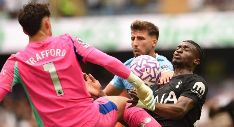 James Trafford thoát thẻ đỏ trong tình huống gây tranh cãi