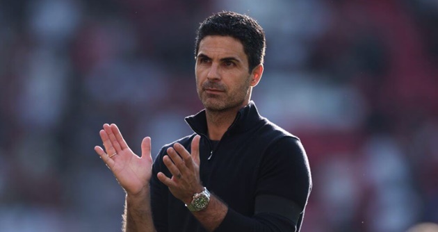 HLV Mikel Arteta trao đổi với Eze