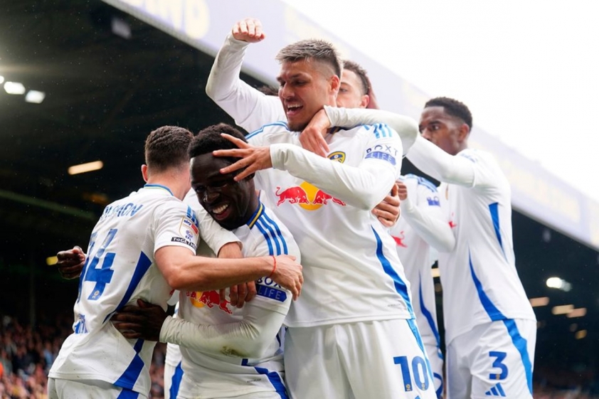Leeds gặp thử thách đầu tiên khi trở lại Ngoại hạng Anh.