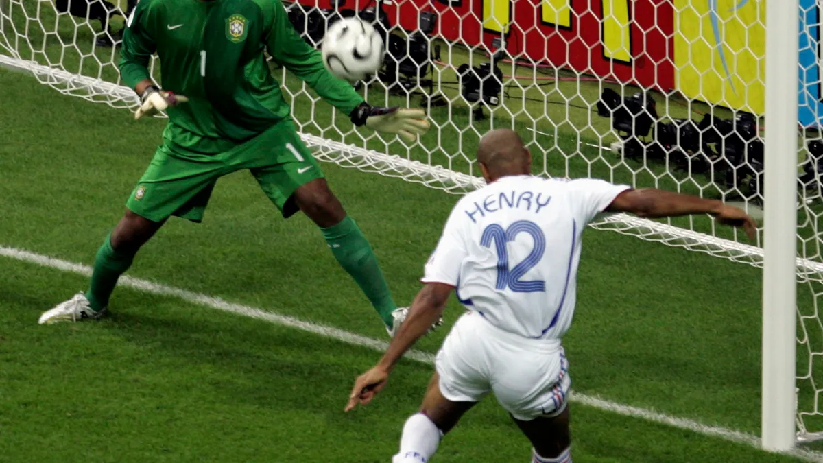 Henry ghi bàn từ tình huống chuyền bóng như đặt của Zidane.