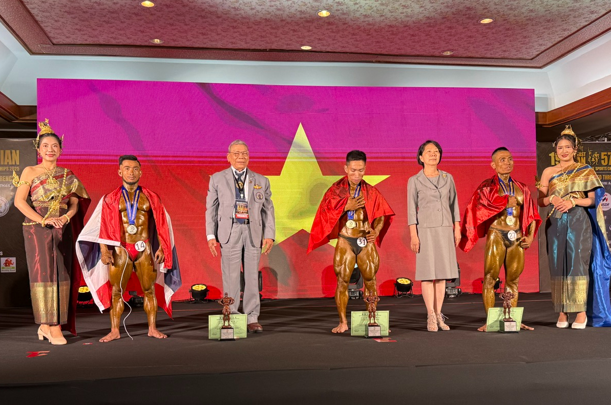 Lê Ngọc Thái đứng giữa với tấm huy chương vàng