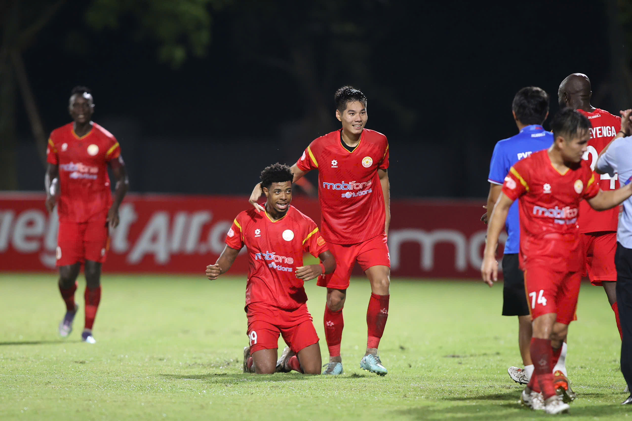 V-League 2025-26: Sôi động ngay vòng đầu tiên - Ảnh 4.
