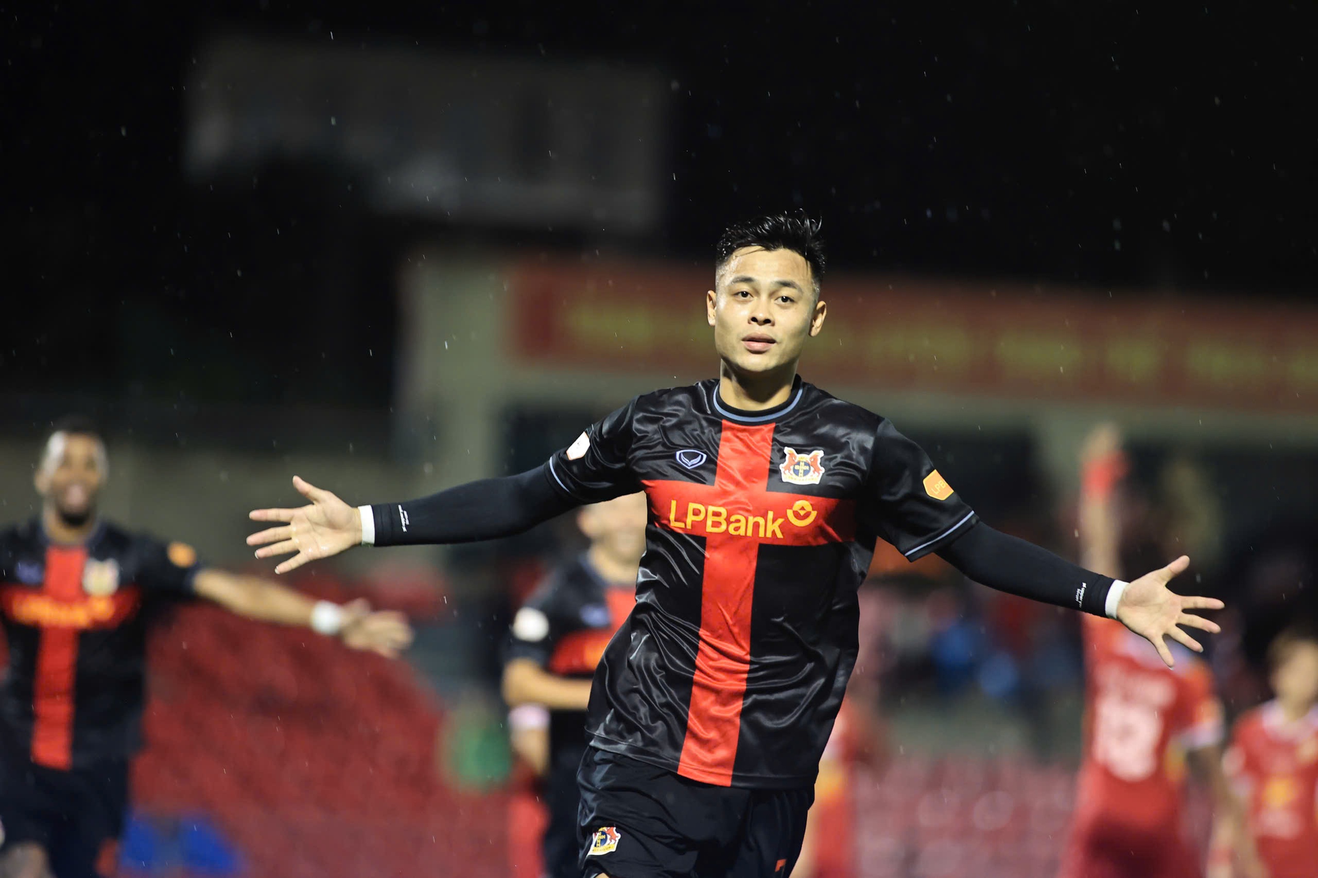 Cầu thủ nội vượt trội ngoại binh ở vòng mở màn V-League 2025/26 - Ảnh 1.