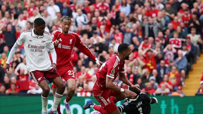 Trận đấu căng thẳng trên sân Anfield