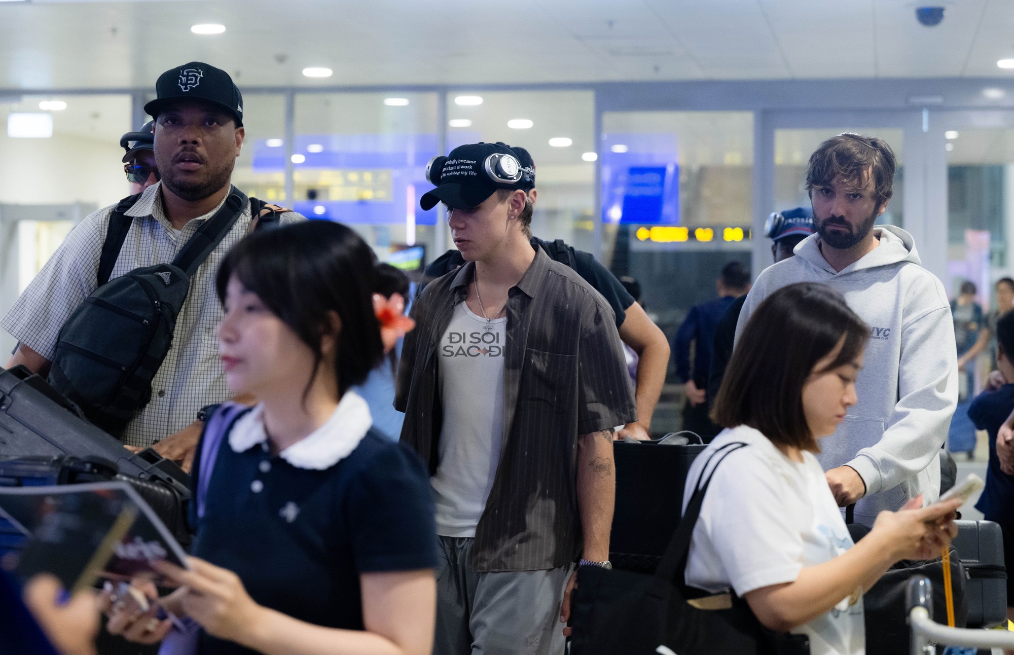 'Hoàng tử tạo hit với Justin Bieber' đổ bộ Nội Bài, bay cùng chuyến với 1 sao Việt cực đặc biệt!- Ảnh 2.