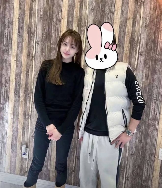Sau khi bị đuổi khỏi showbiz, Trịnh Sảng có tâm lý bất ổn, nghi mắc trầm cảm. Diện mạo của cô cũng ngày càng tàn tạ, xuống cấp