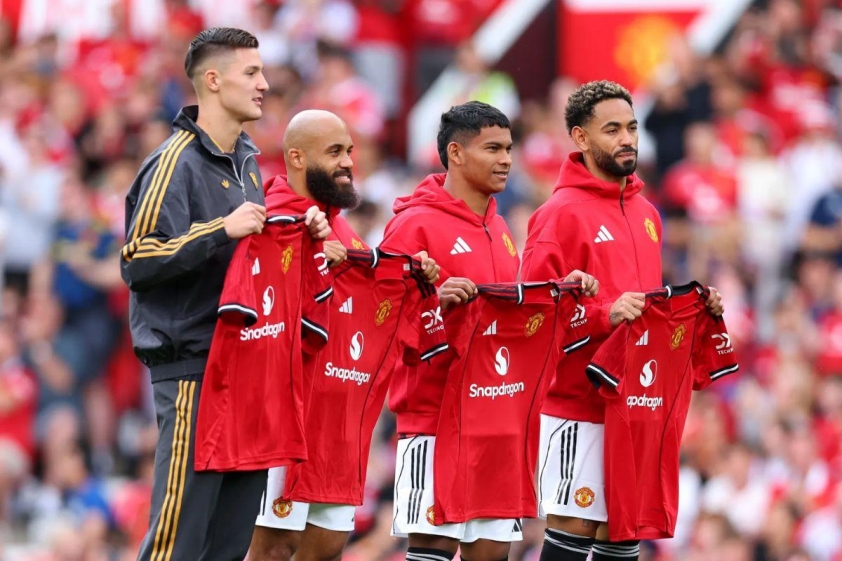 MU ra mắt các tân binh tại Old Trafford