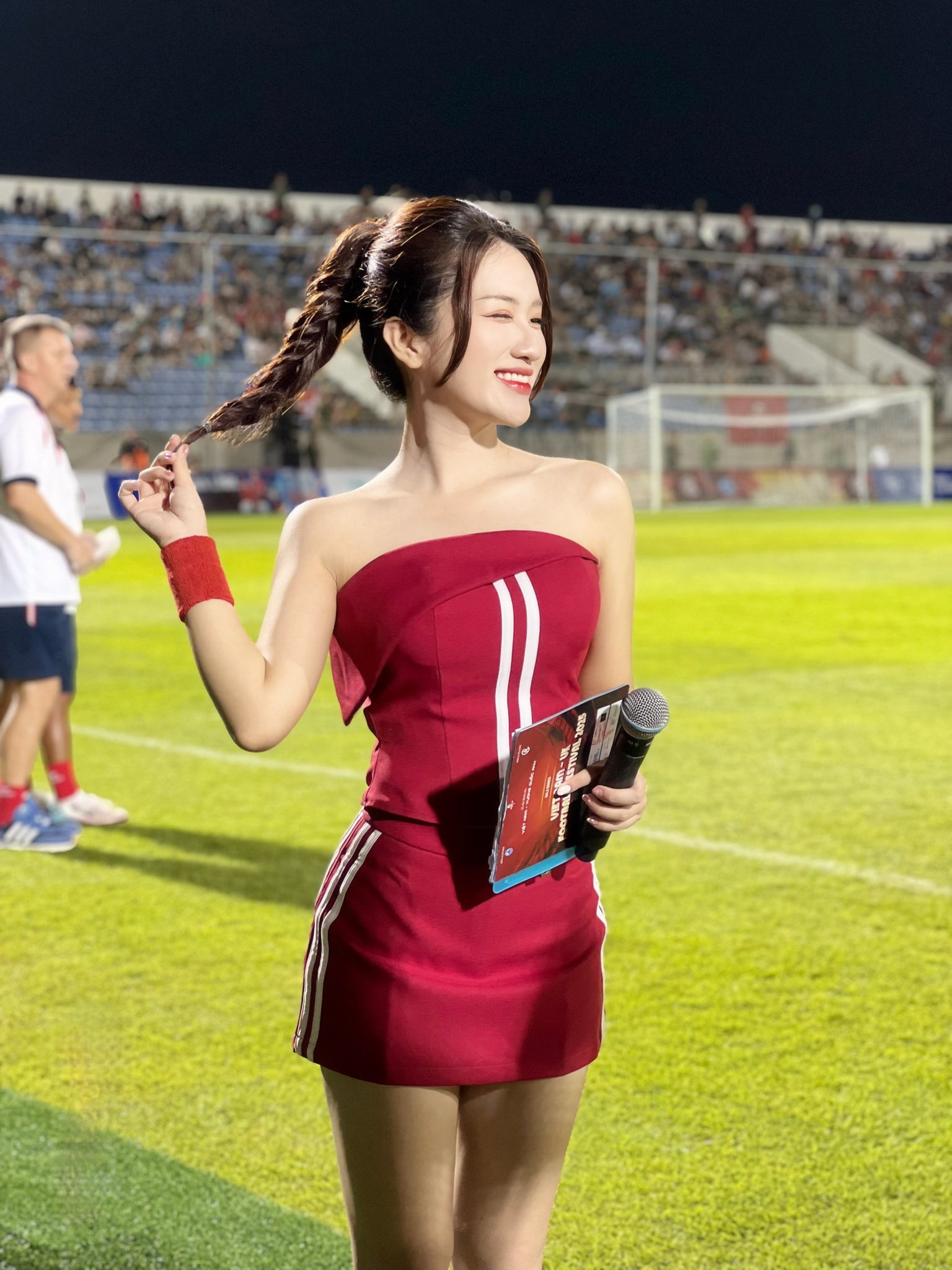 Nữ MC diện bikini thanh lịch và cuốn hút