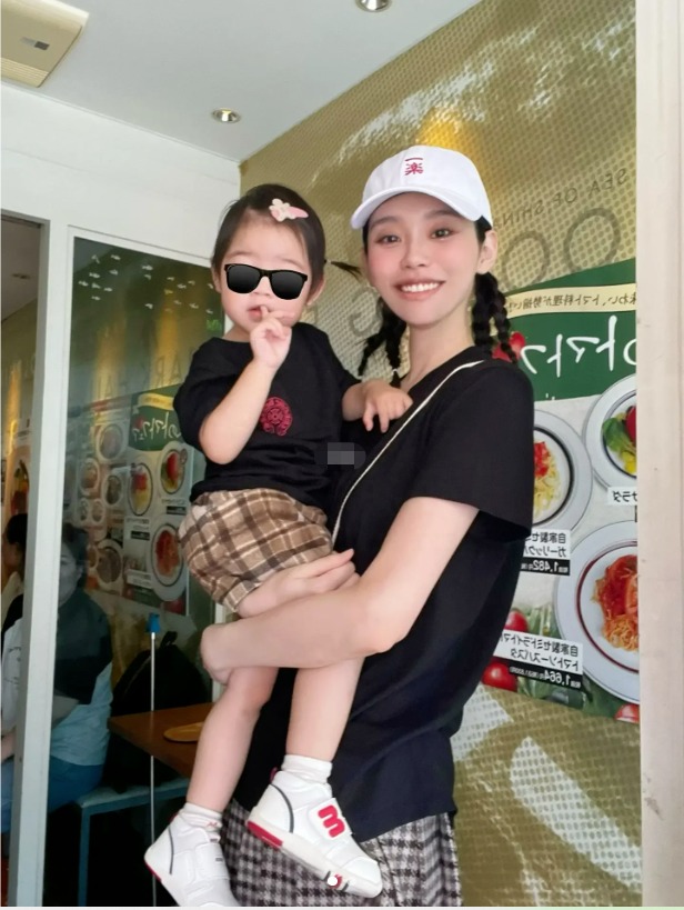 Con gái thứ hai cao lớn