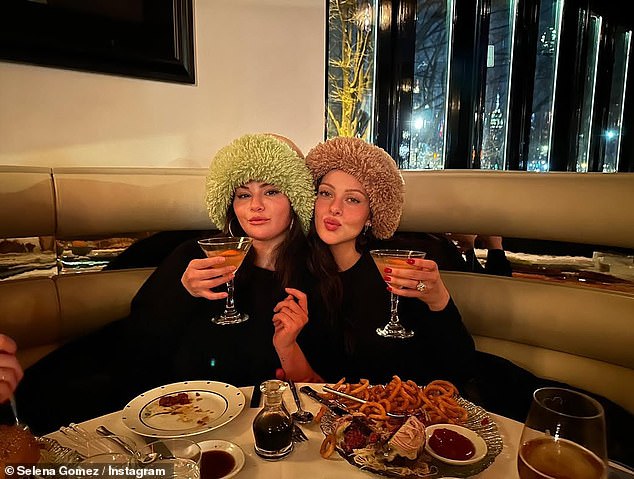 Tình bạn của Selena Gomez và vợ chồng Brooklyn - Nicola đang bị đặt dấu hỏi lớn