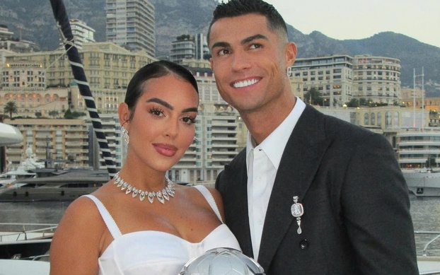 Bạn gái Ronaldo hạnh phúc với màn cầu hôn của nửa kia