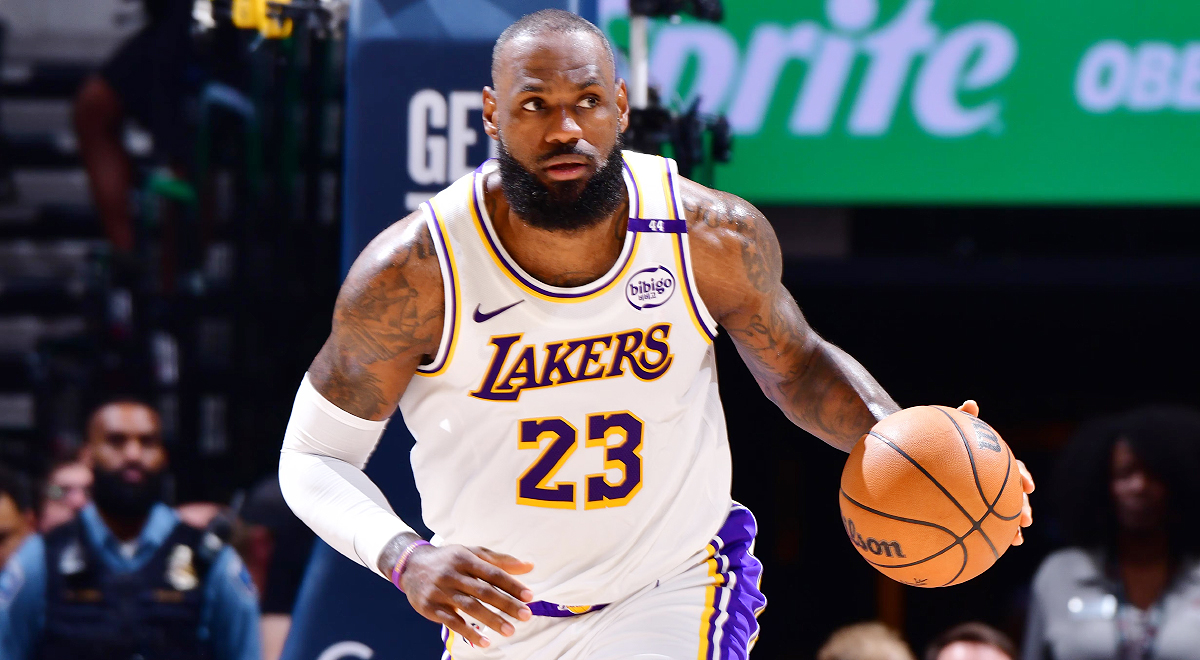LeBron James trong trang phục thi đấu Lakers