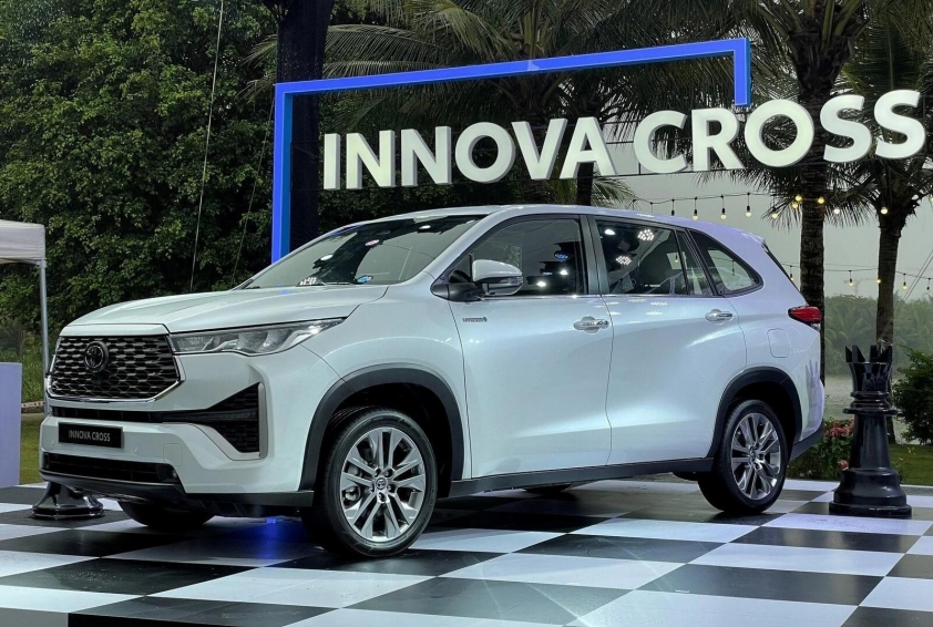 Innova Cross HEV giảm giá