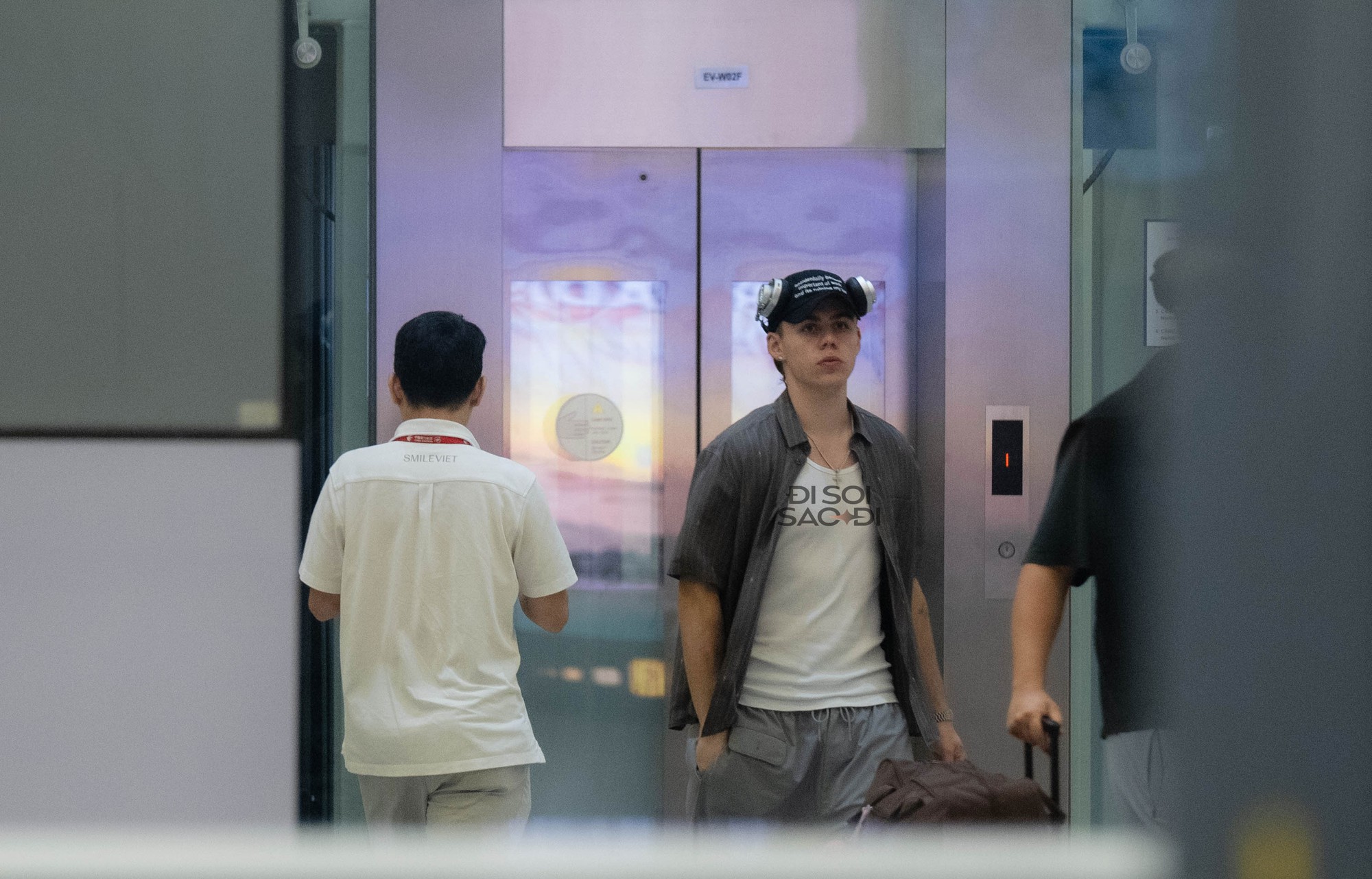 'Hoàng tử tạo hit với Justin Bieber' đổ bộ Nội Bài, bay cùng chuyến với 1 sao Việt cực đặc biệt!- Ảnh 1.