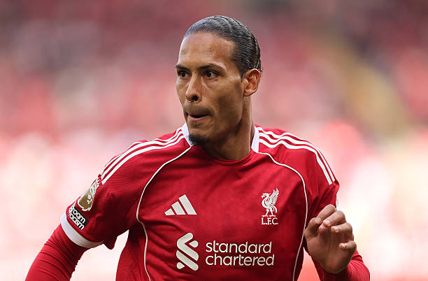 Van Dijk thi đấu điềm tĩnh trước áp lực