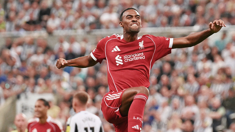 Rio Ngumoha đang ăn mừng bàn thắng cho Liverpool
